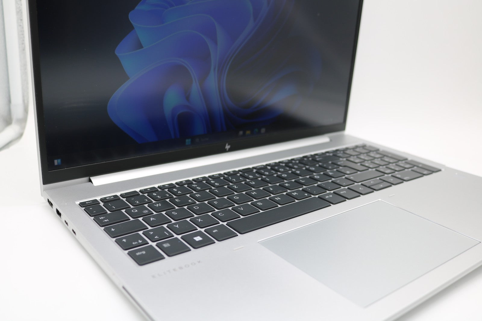 HP Elitebook 865 G10 AMD Ryzen 3 PRO 7440U 16GB RAM 512GB SSD 16 FullHD Win11