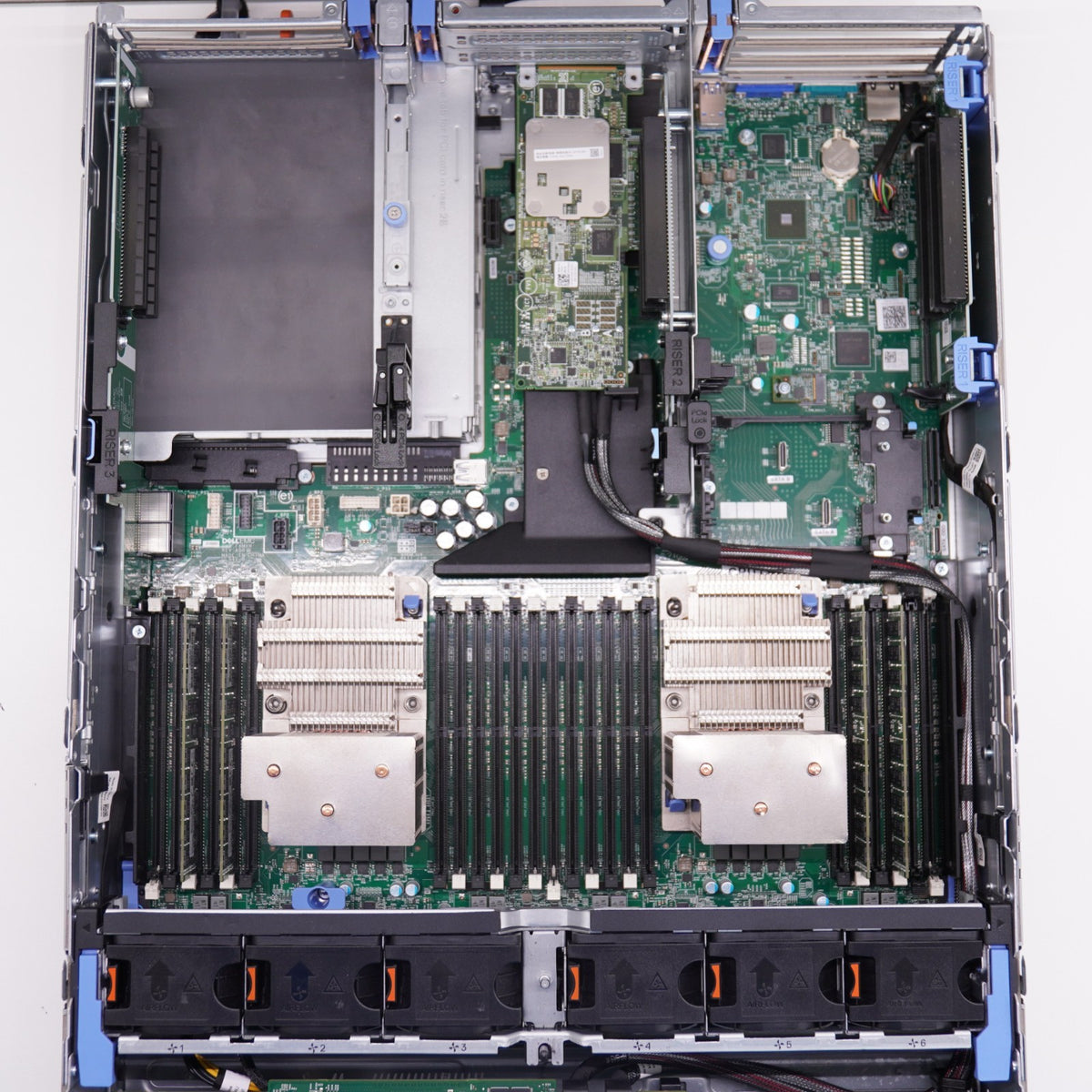Dell EMC PowerEdge R740 2x Xeon Gold 6244 128GB DDR4 RAM 2U Server ohne HDD