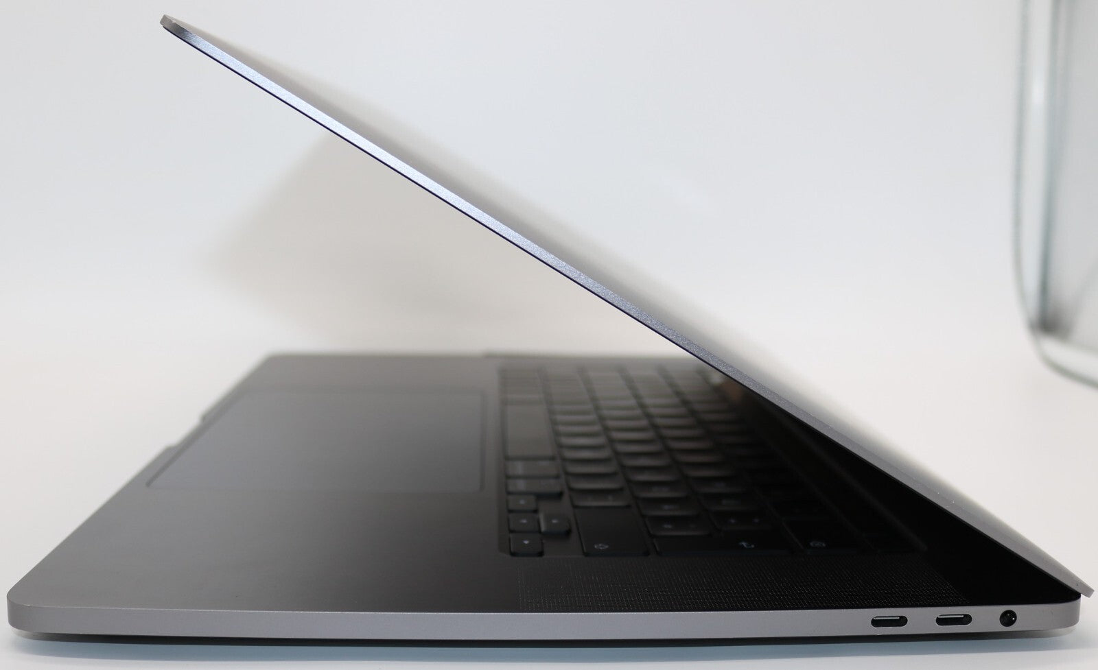 MacBook Pro 2019 16,1" i9-9th Gen. 64GB RAM 2TB SSD AMD Radeon 5500M GPU #24