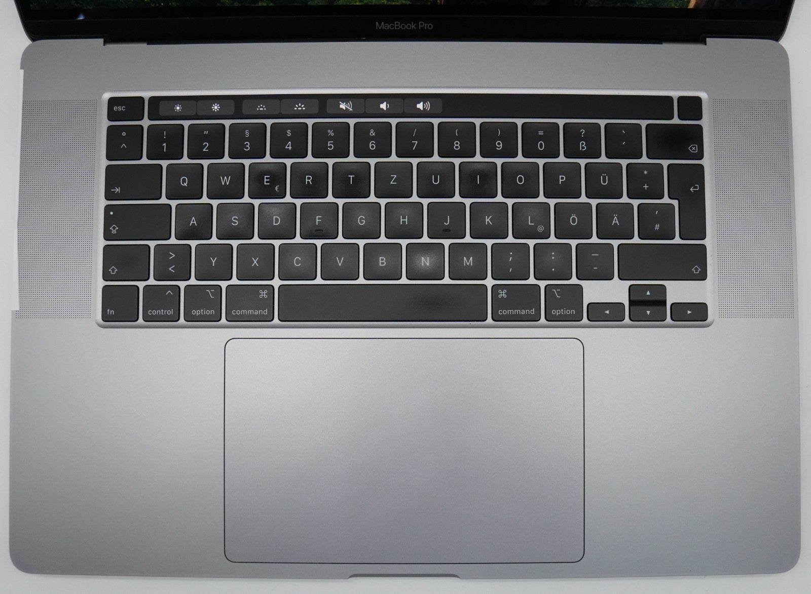 MacBook Pro 2019 16" i7-9th Gen 32GB RAM 512GB SSD AMD Radeon 5300  #M124